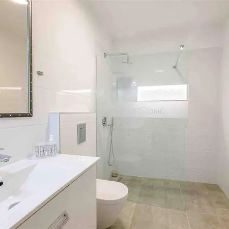 Apartment Stanic With Pool Novi Vinodolski
